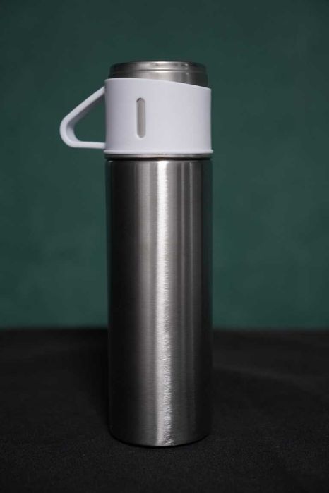Termos stalowy z kubkiem na kamping, namiot