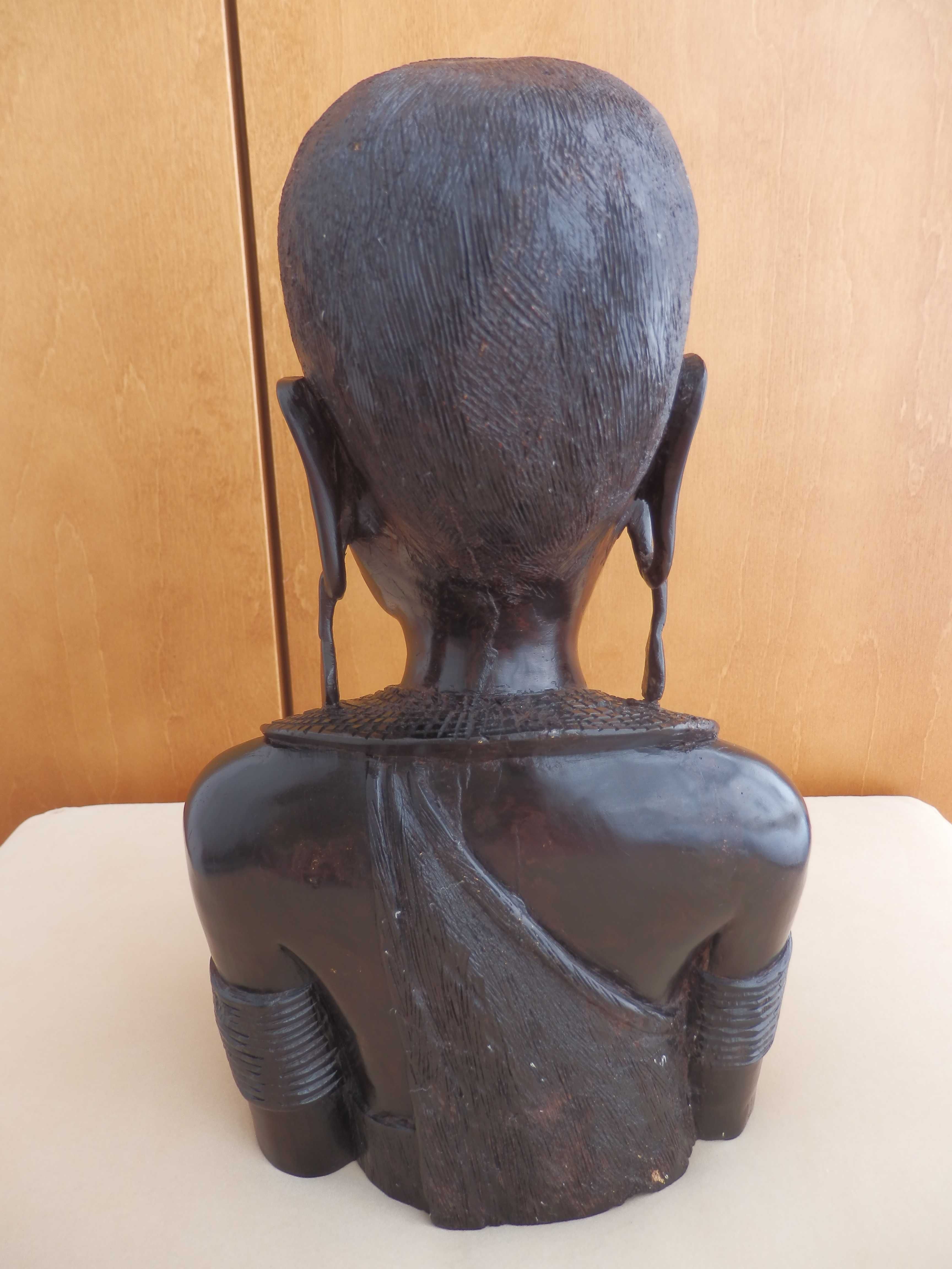 Busto de mulher em ébano