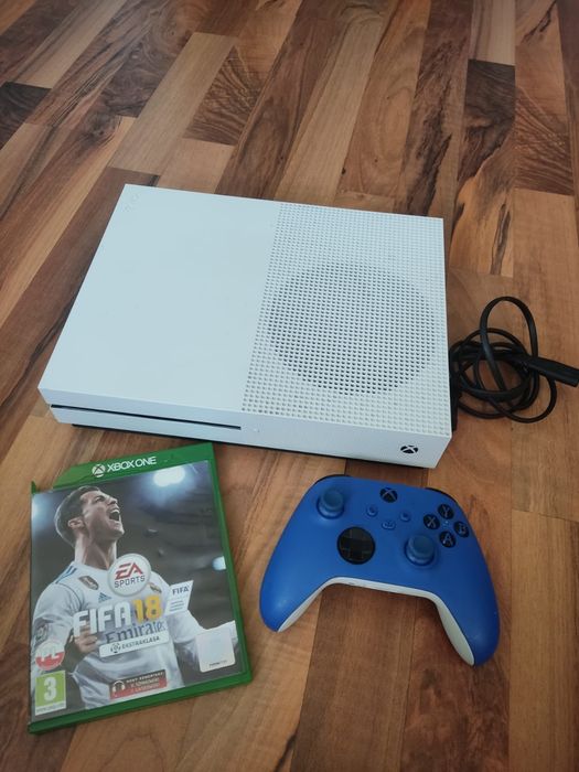Xbox one s 1TB pad Xbox series gra FIFA 18