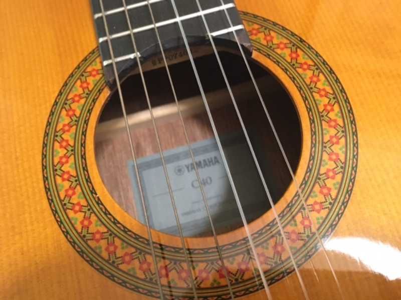 Guitarra Yamaha clássica (cordas de nylon) eletrificada