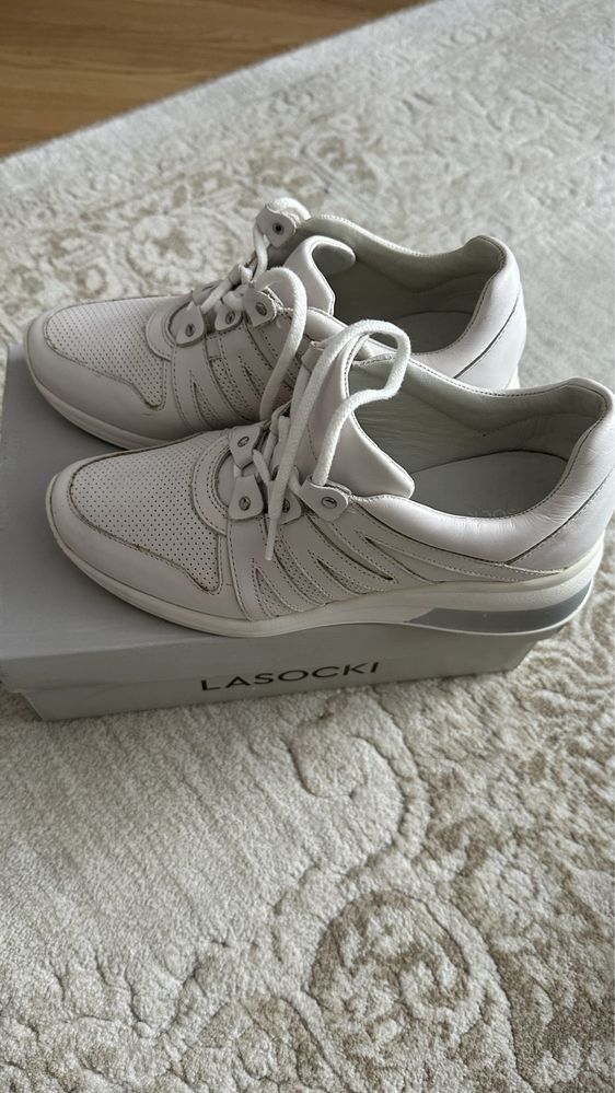 Białe sneakersy Lasocki