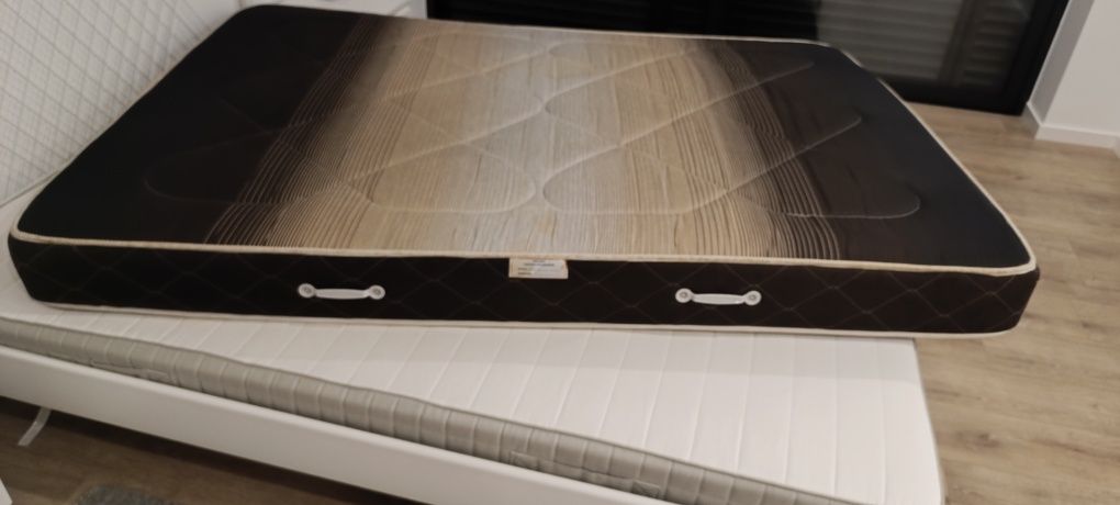 Cama casal com 2 colchões
