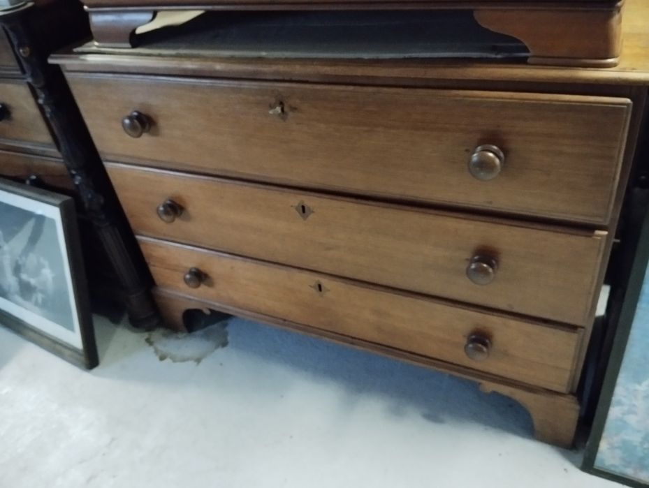 Cómoda antiga em Vinhático