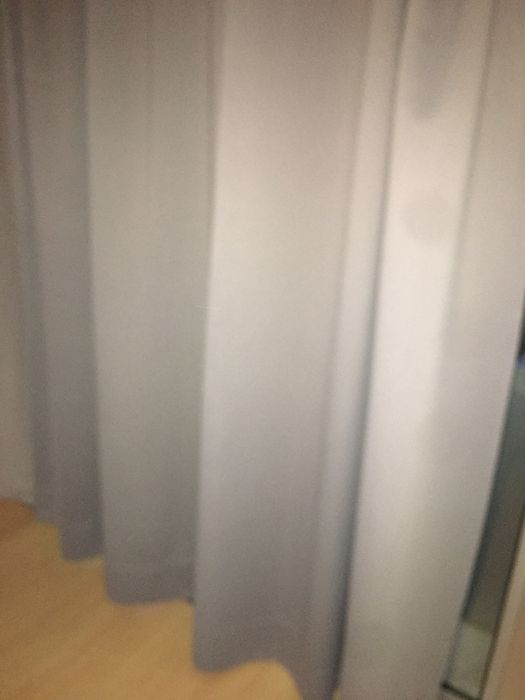 Cortinado em tecido Blackout cinzento