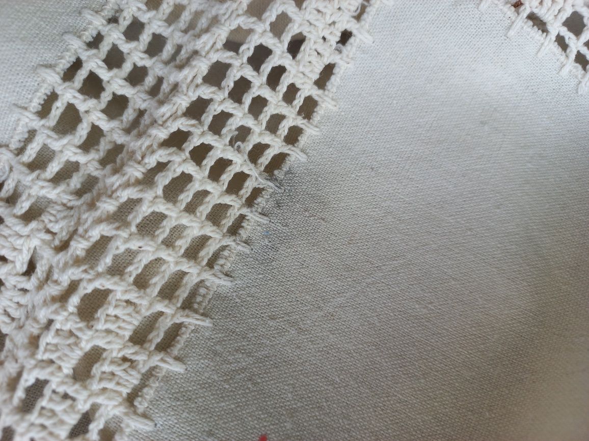 Toalha em linho com bordados e entremeios em crochet