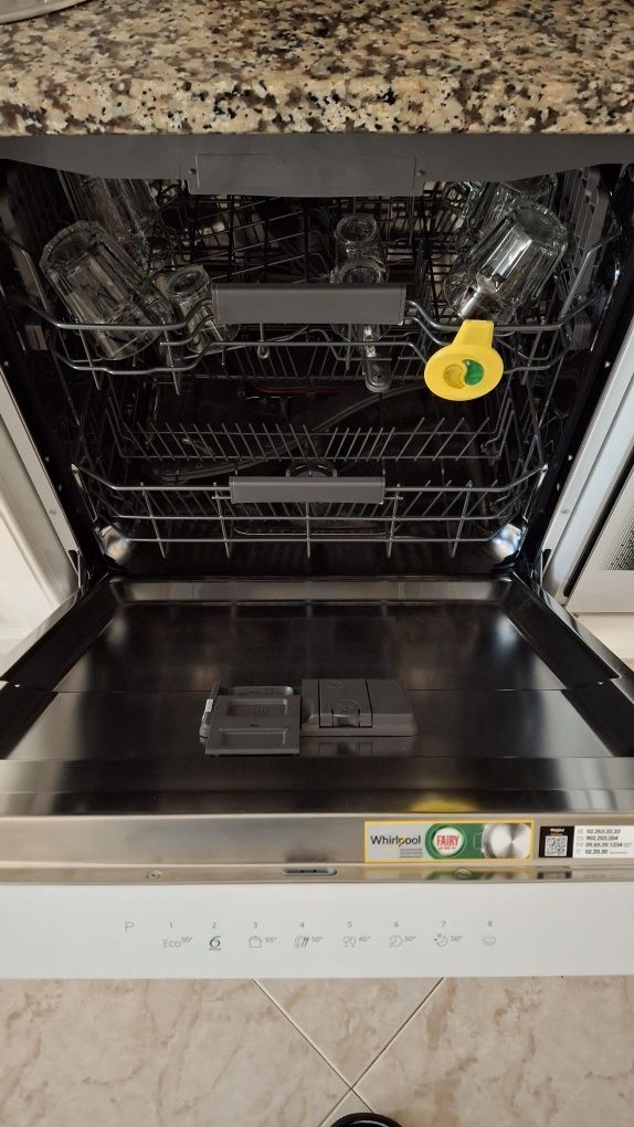 Para venda maquina lavar loiça Whirlpool praticamente nova