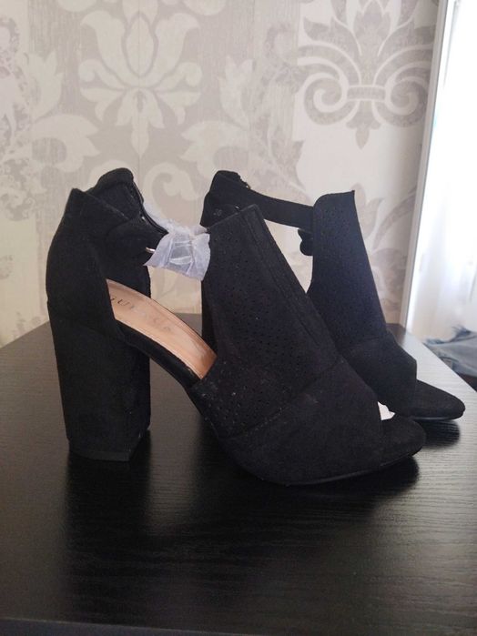 Босоножки замшевые.Новые.