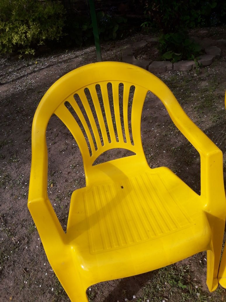 Два стільця жовтого кольору.