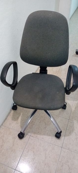 Cadeira de escritório com rodas.