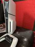 Sprzedam ps5 slim 1 tb z napedem + dwie bo gry (cyberpunk , ufc5)