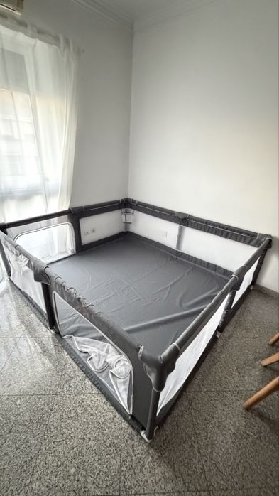 Parque de bebé com base alcochoada