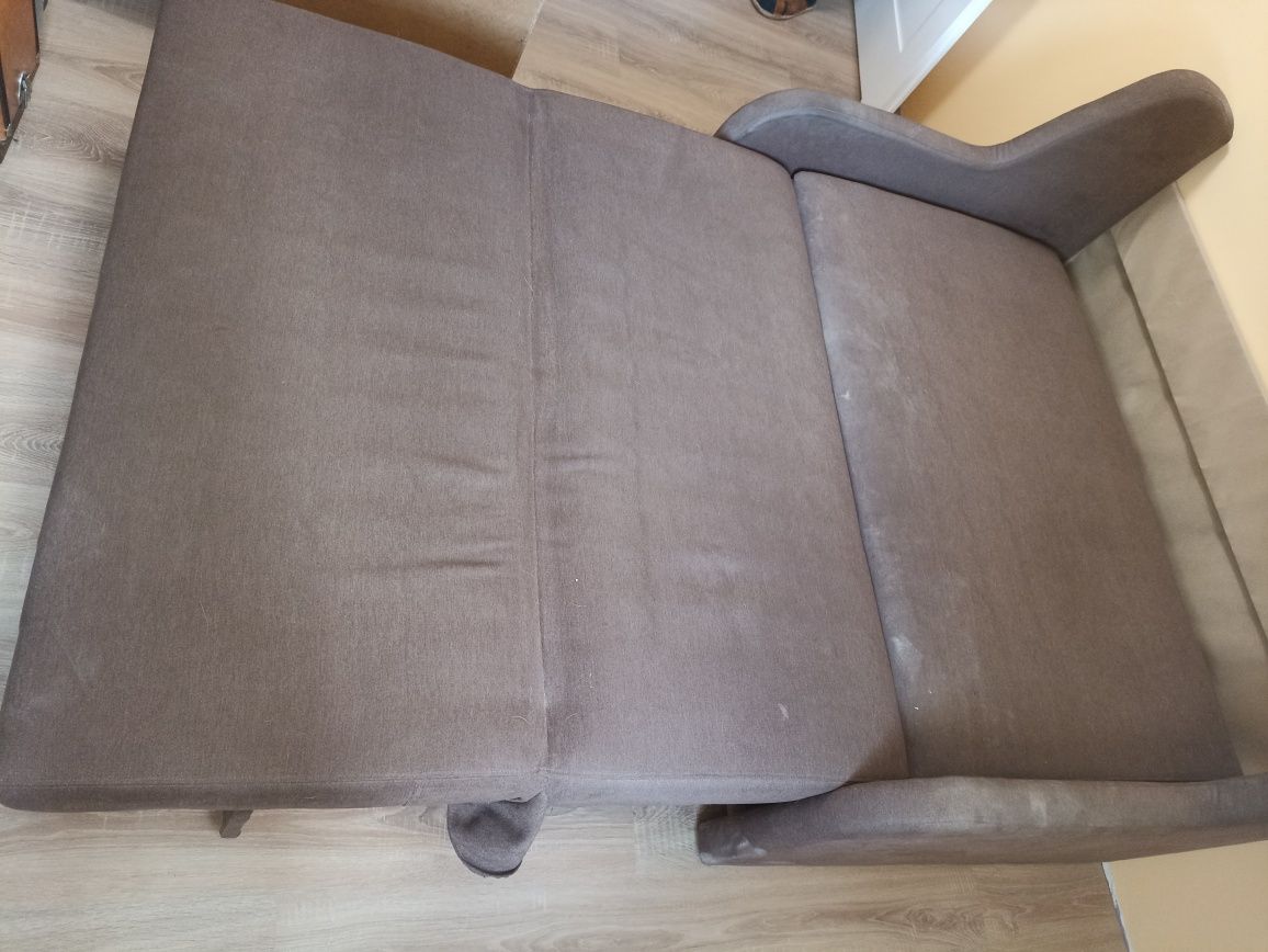 Brązowa sofa rozkładana