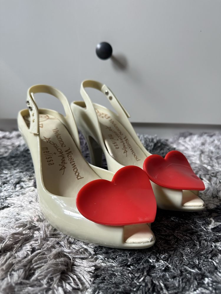 Buty na obcasie z czerwonym serduszkiem Melissa x Vivienne Westwood