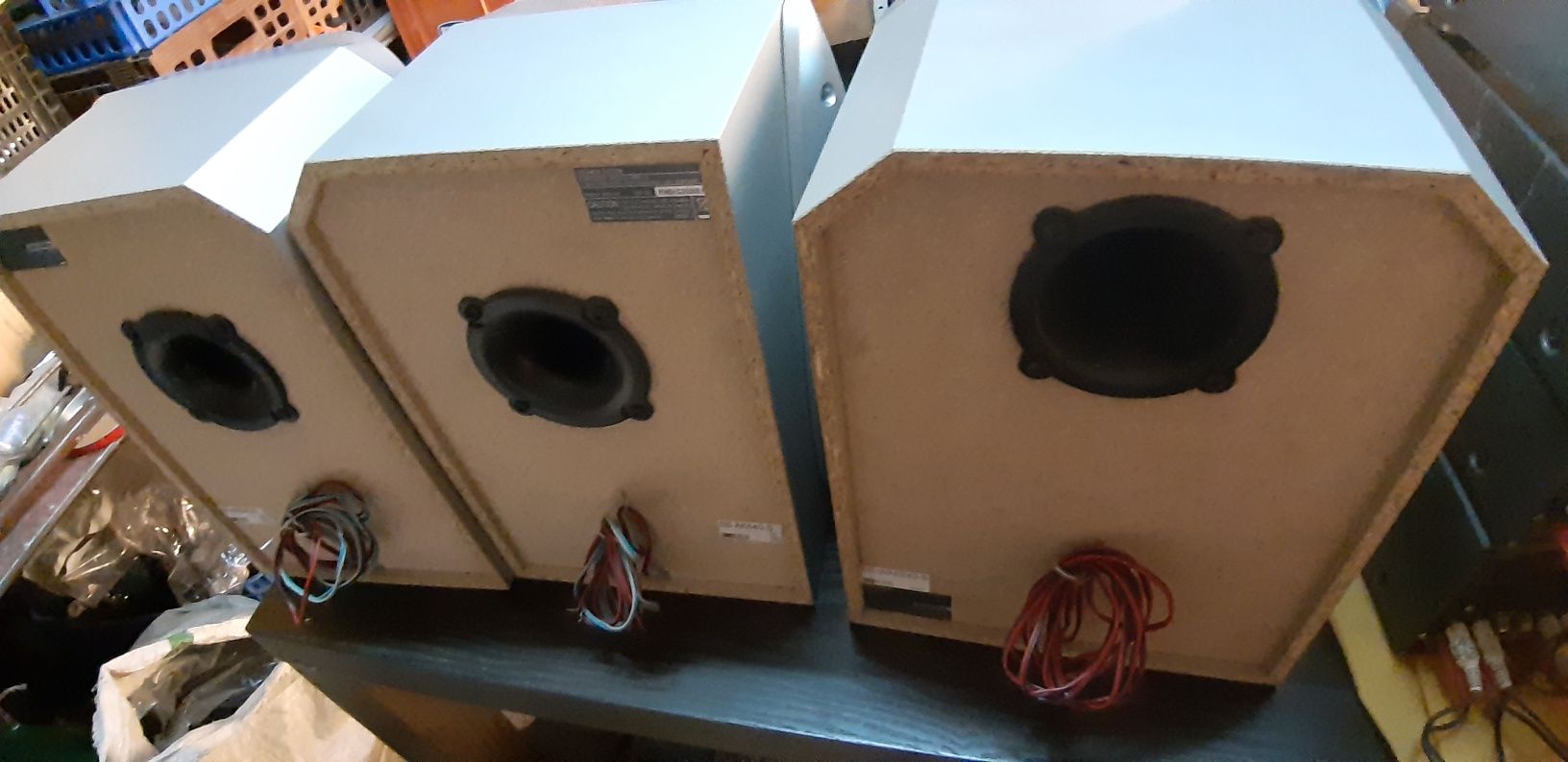 3 colunas de som de 100 e 180 W, como novos
