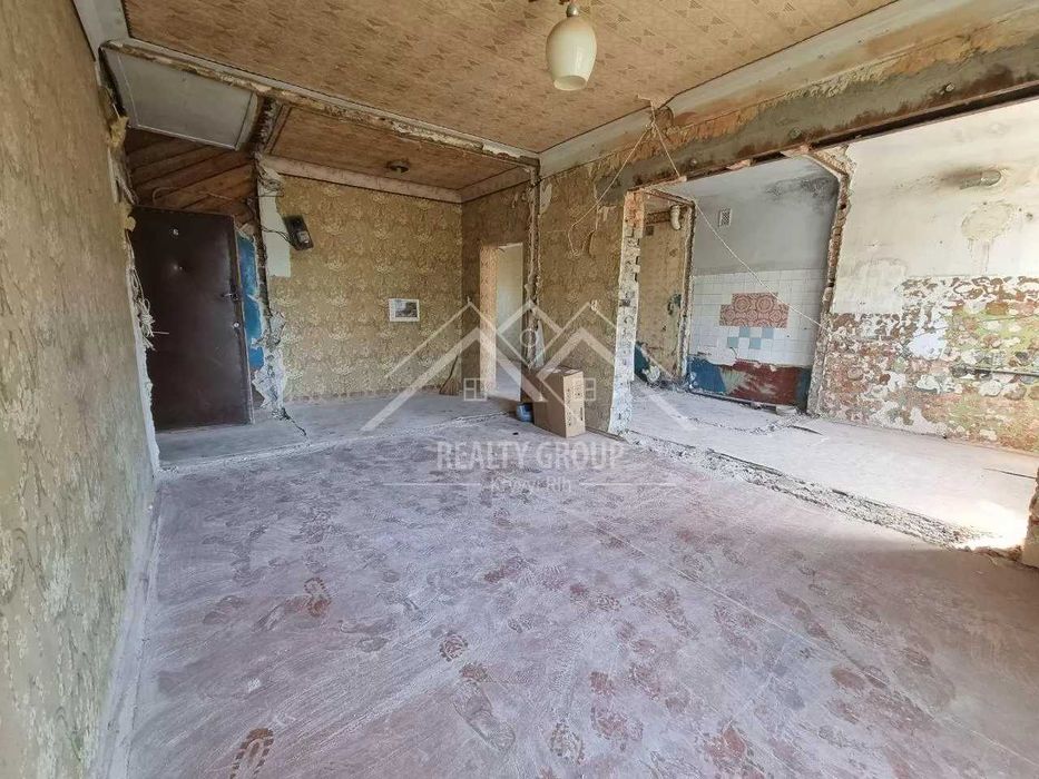 Продаж 2-кімнатної квартири в "сталінці"