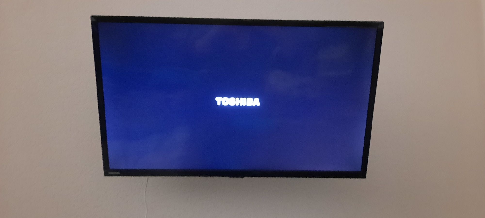 Подам телевизор TOSHIBA