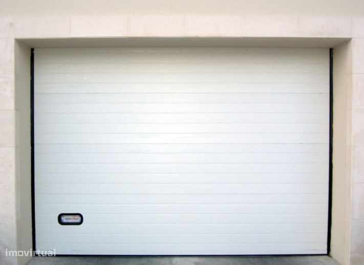 Garagem fechada c/portão automático, junto ao tribunal do Montijo