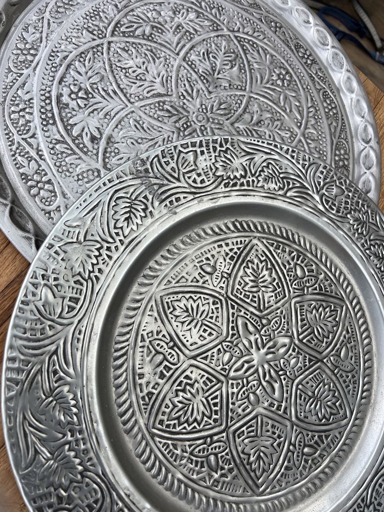 Przepiekna metalowa taca 2 sztuki metaloplastyka oksydowane srebro