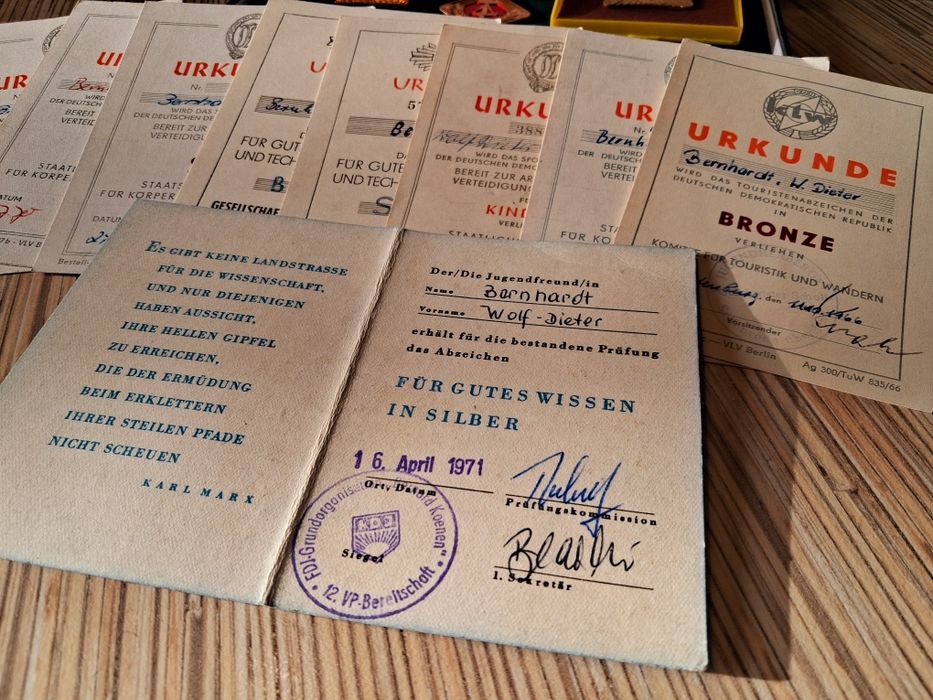 Medale i odznaczenia DDR 5 szt. + legitymacje okres PRL vintage
