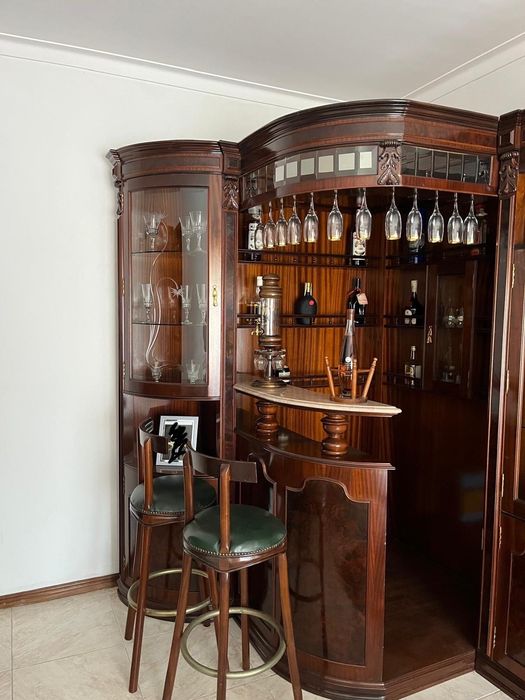 Bar de sala com mesa de centro e 2 cadeiras