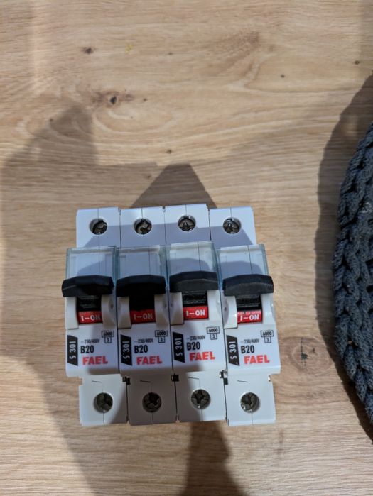 Wyłącznik nadpradowy b20