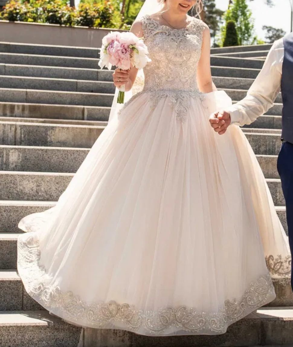 Весільня сукня. Ексклюзив. Ручна вишивка. 15500 грн.