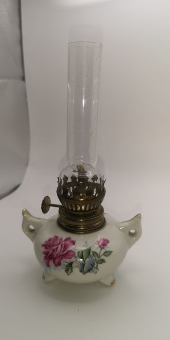 Lampa naftowa porcelanowa miniaturowa wysokość 17 cm w kwiatki.