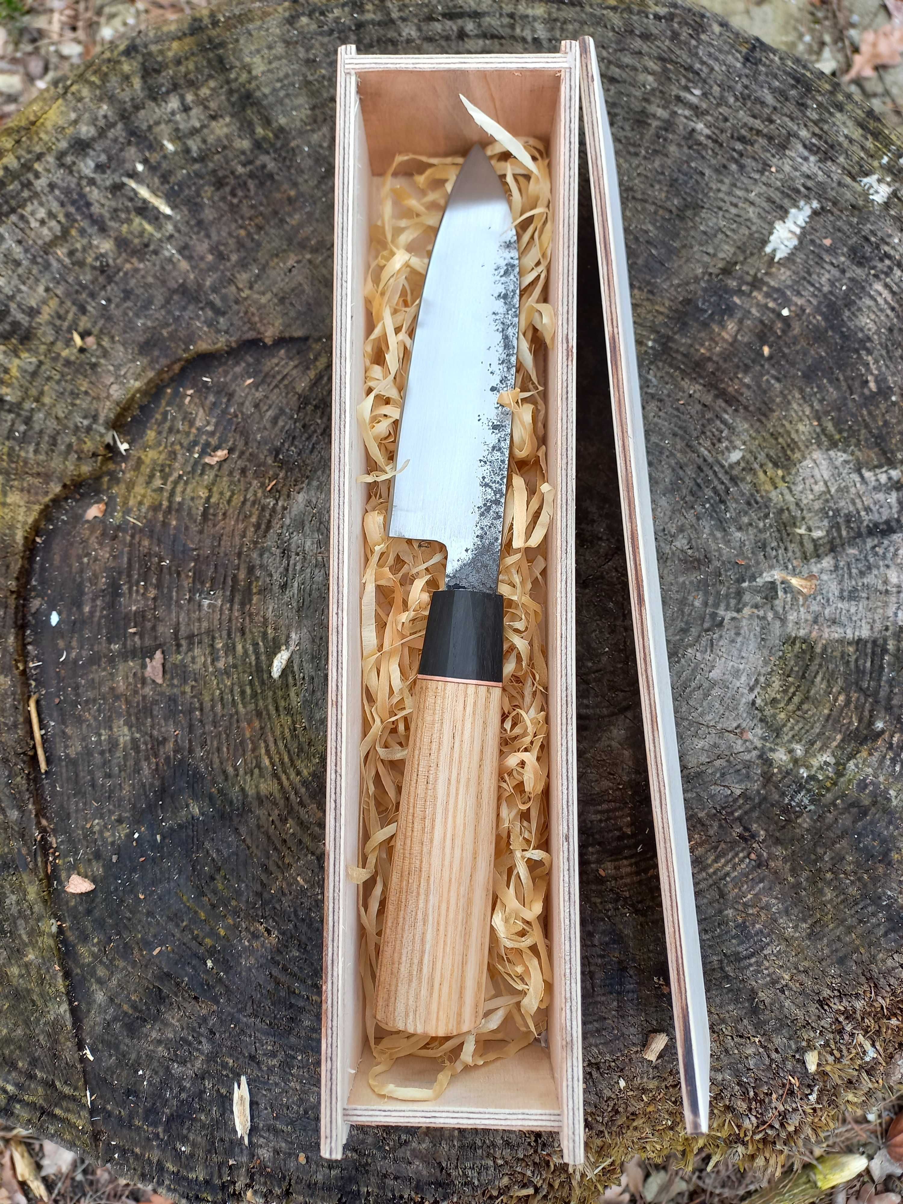 Ręcznie robiony nóż kuchenny w stylu japońskim