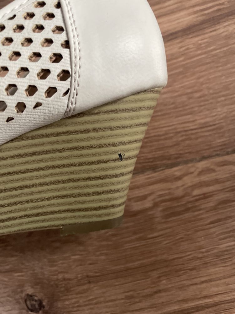 Buty z odkrytymi palcami, sandały na koturnie rozm. 38