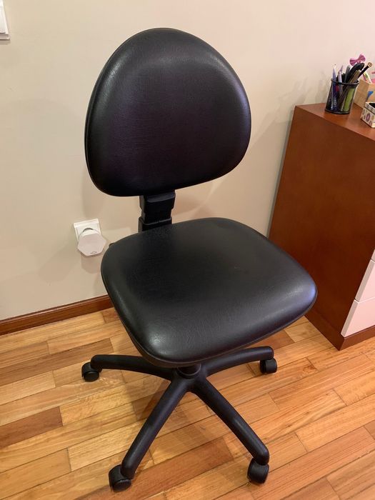 Cadeira preta de escritorio