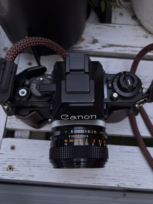 Canon F1 NEW+ obiektyw i skórzany pokrowiec