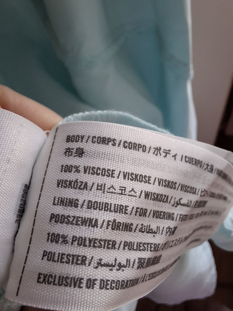 Turkusowa sukienka kopertowa w białe kwiatki