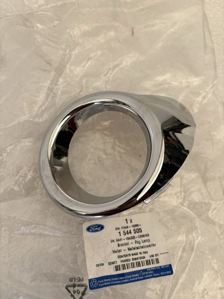 Ford Fiesta MK7 08-12 chrom zderzaka ramka halogenu prawy przód prawa