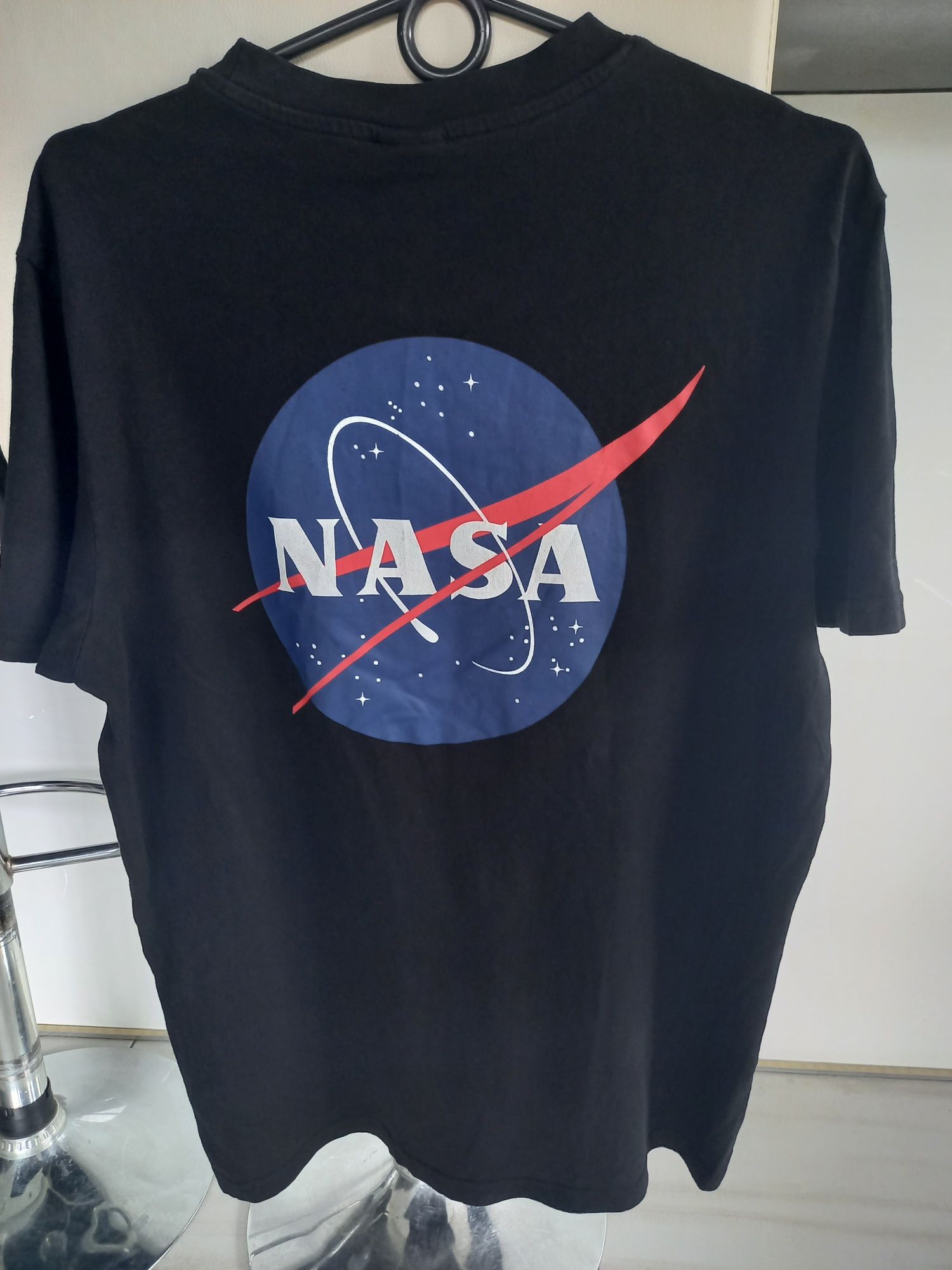 Czarny T-shirt z logo NASA marki H&M na rozmiar S.