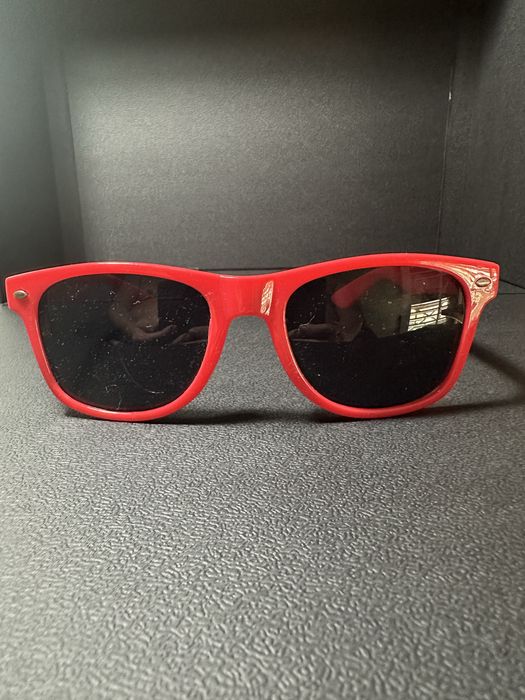 Óculos de sol coral da PEPSI - Gênero Ray-Ban Wayfarer.