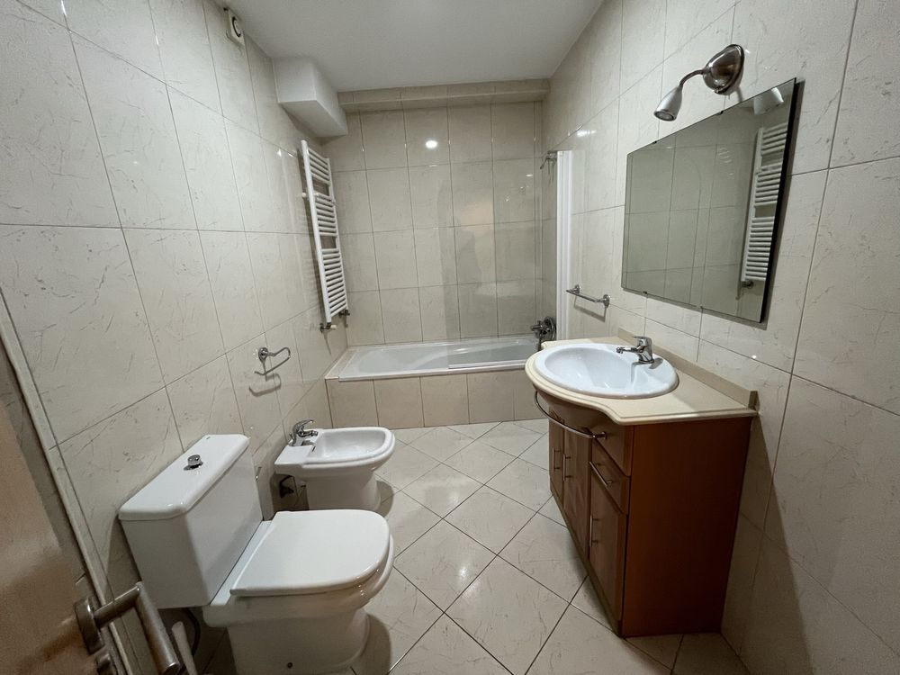 Arrendo quartos individuais com WC privativo e varanda em T3 mobilado