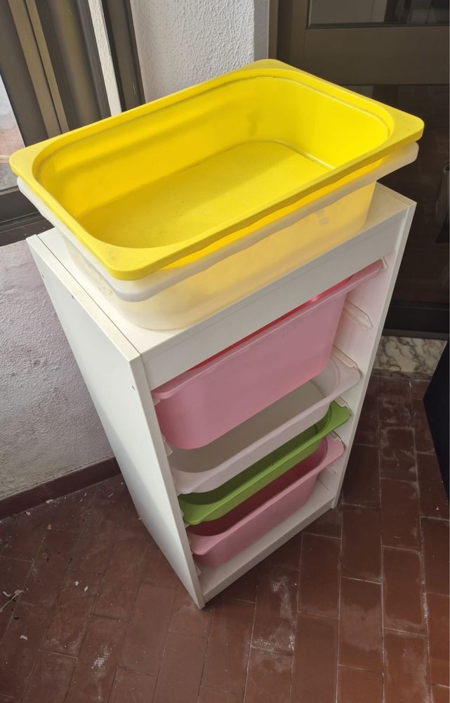 Movél branco com caixas para arrumação