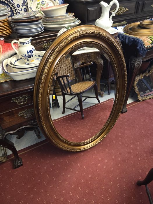 Espelho oval em moldura dourada