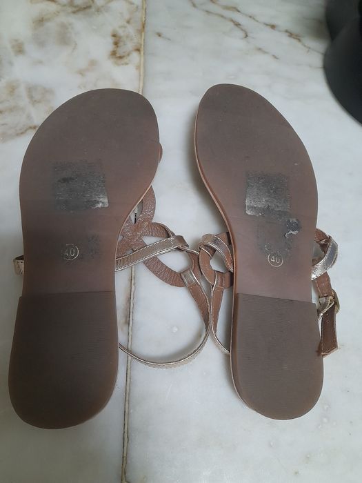Sandálias douradas tam. 40