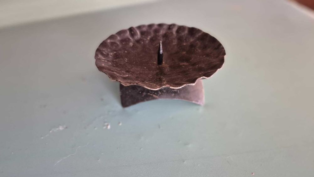 Ręcznie kuty świecznik metalowy – styl artystyczny, industrialny