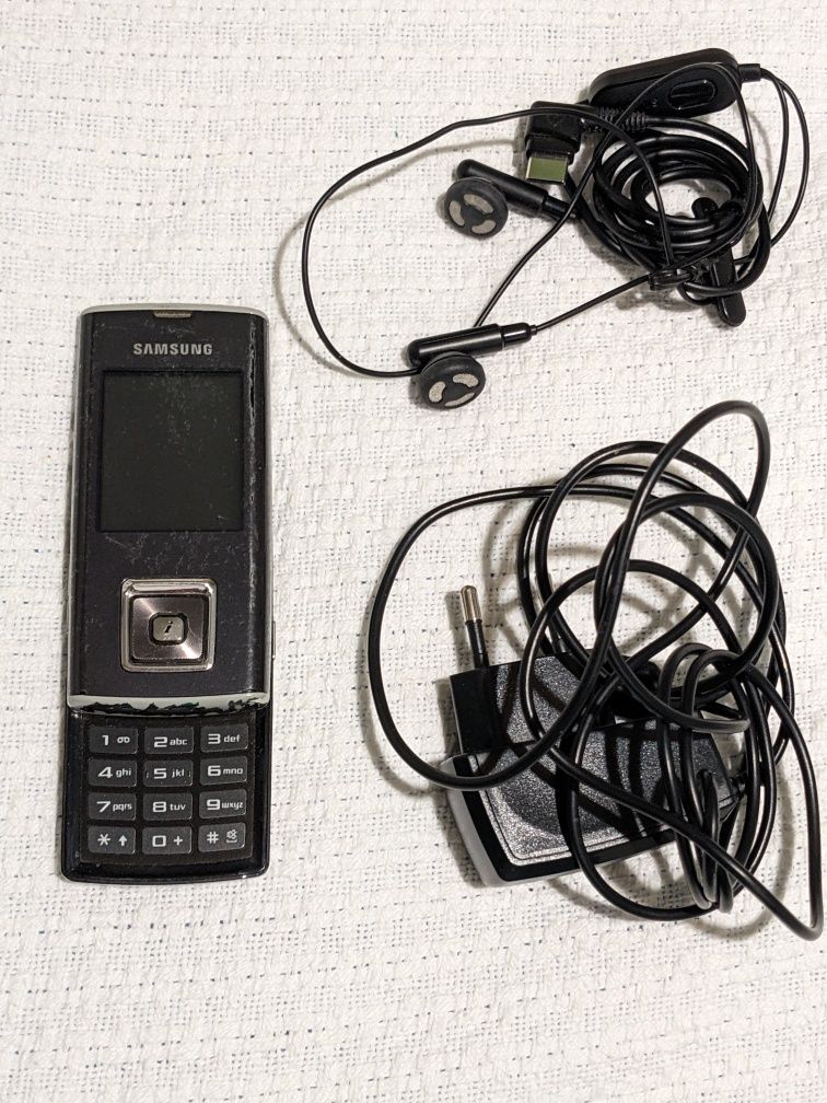 TELEFON SAMSUNG SGH-J600E 1.3 mpx, ładowarka + słuchawki