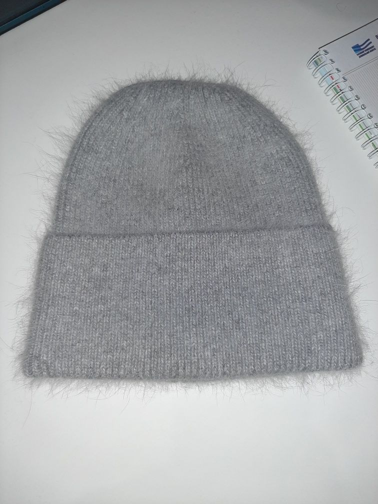 Зимова жіноча шапка сірого кольору