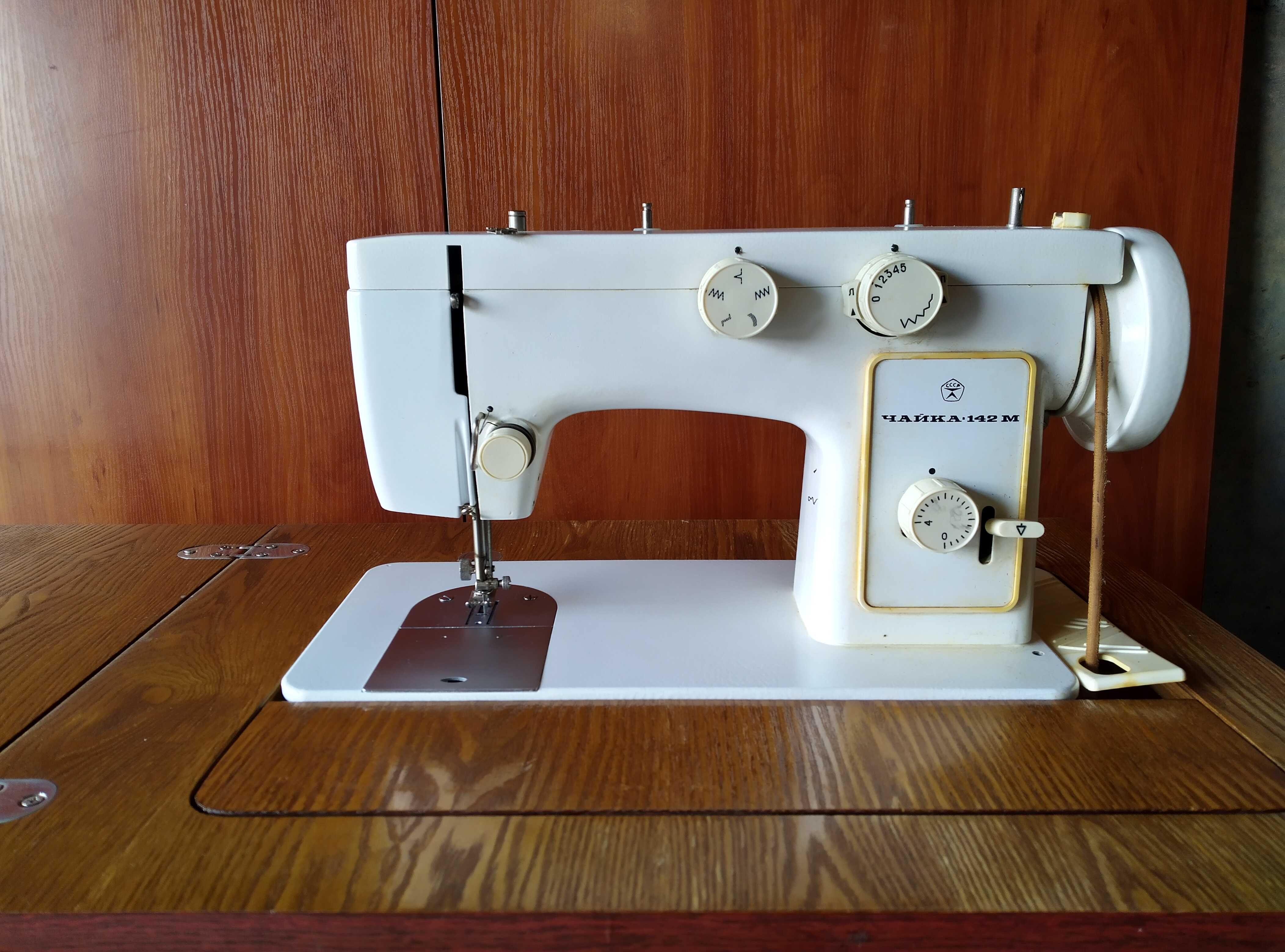 Машинка швейна Чайка 142М