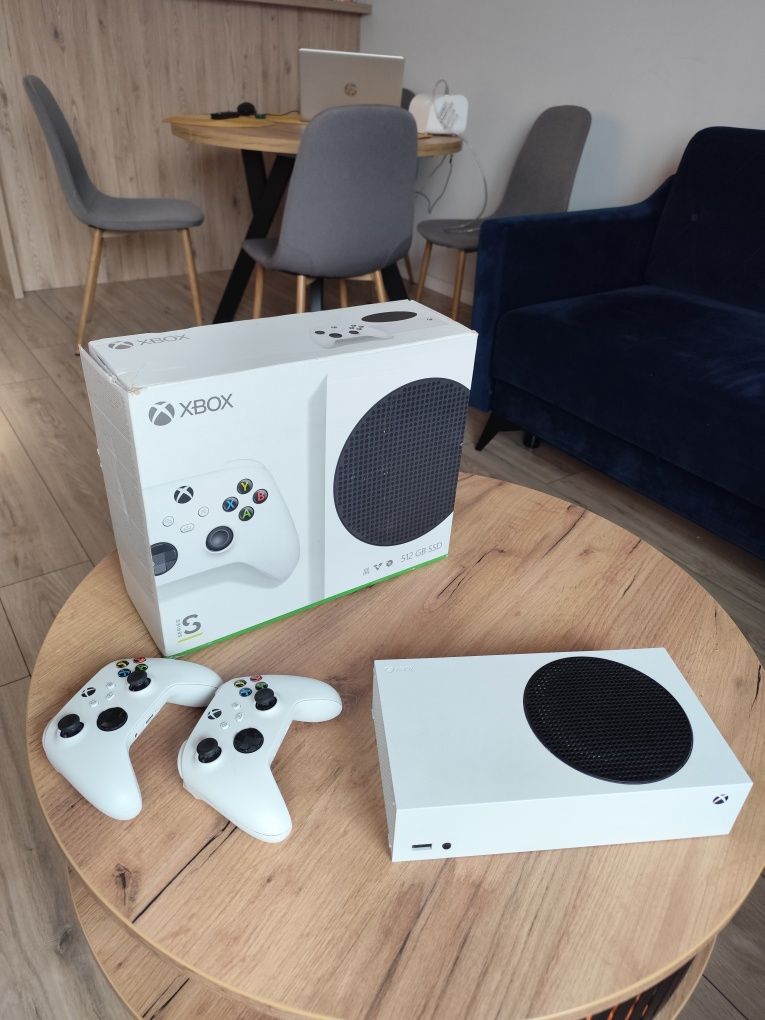 Xbox one series S + dwa pady