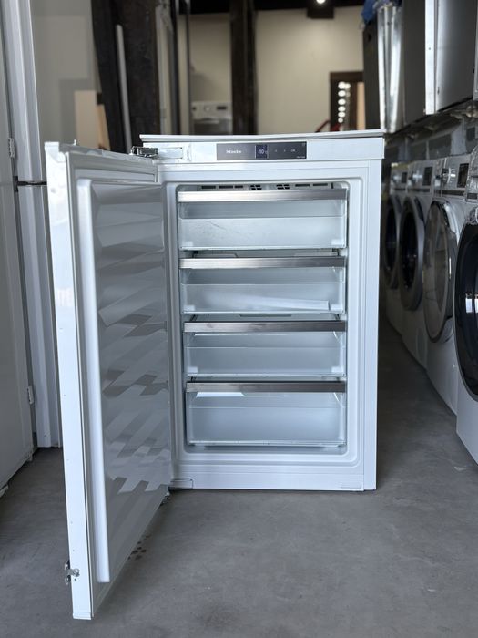 Miele FNS 7140 E – вбудована морозильна камера преміум-класу 23.6 м