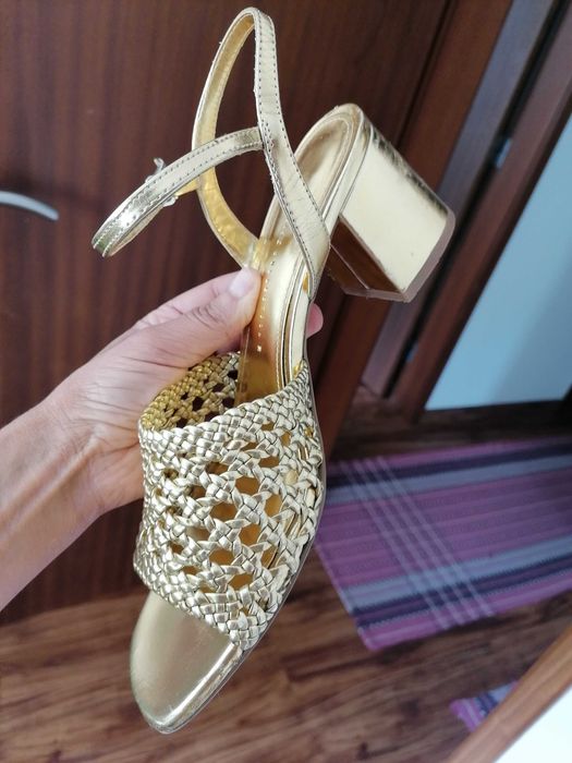 Sandálias douradas Zara