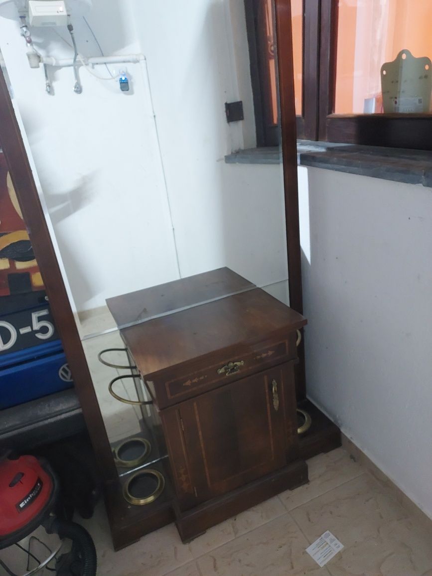 Móve de entradal com espelho e suporte para chapéus de chuva
