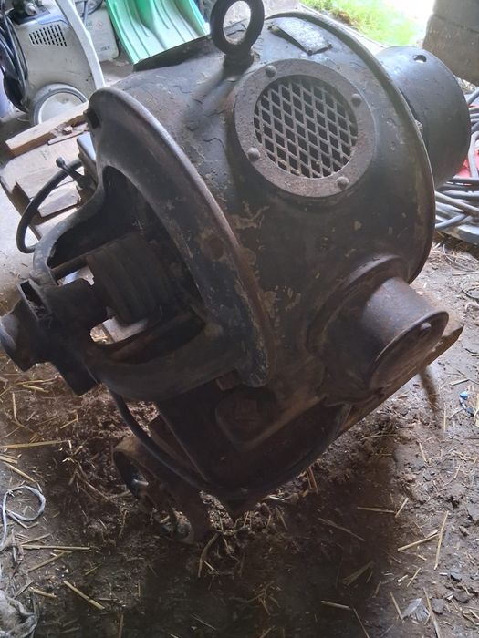 Silnik elektryczny, zabytkowy, na chodzie.