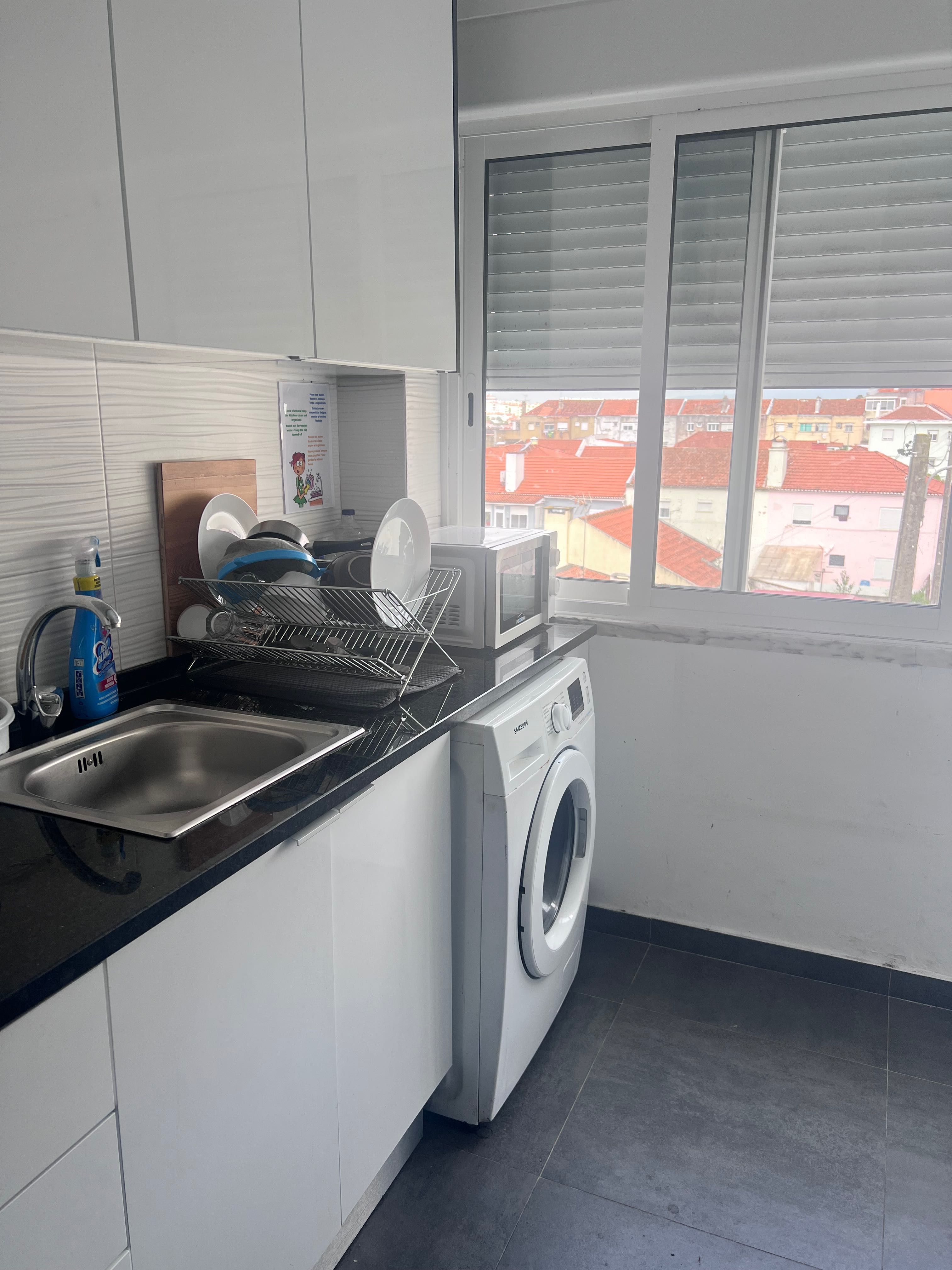 Quarto partilhado  no cacem com contato despesas incluídas