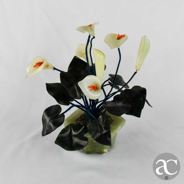 Vaso de arranjo floral, China, feito em pedra e jade